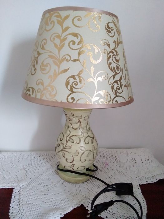 Candeeiro de mesa creme/dourado