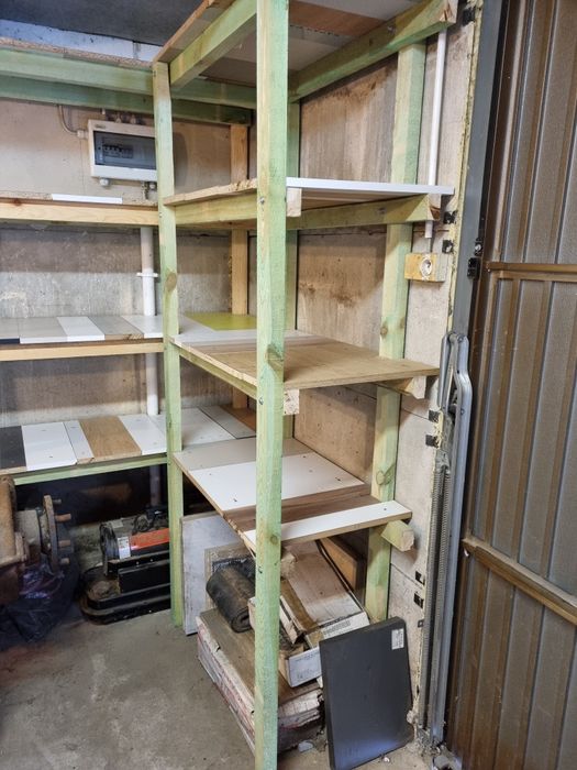 Regaly drewniane 140 ,-