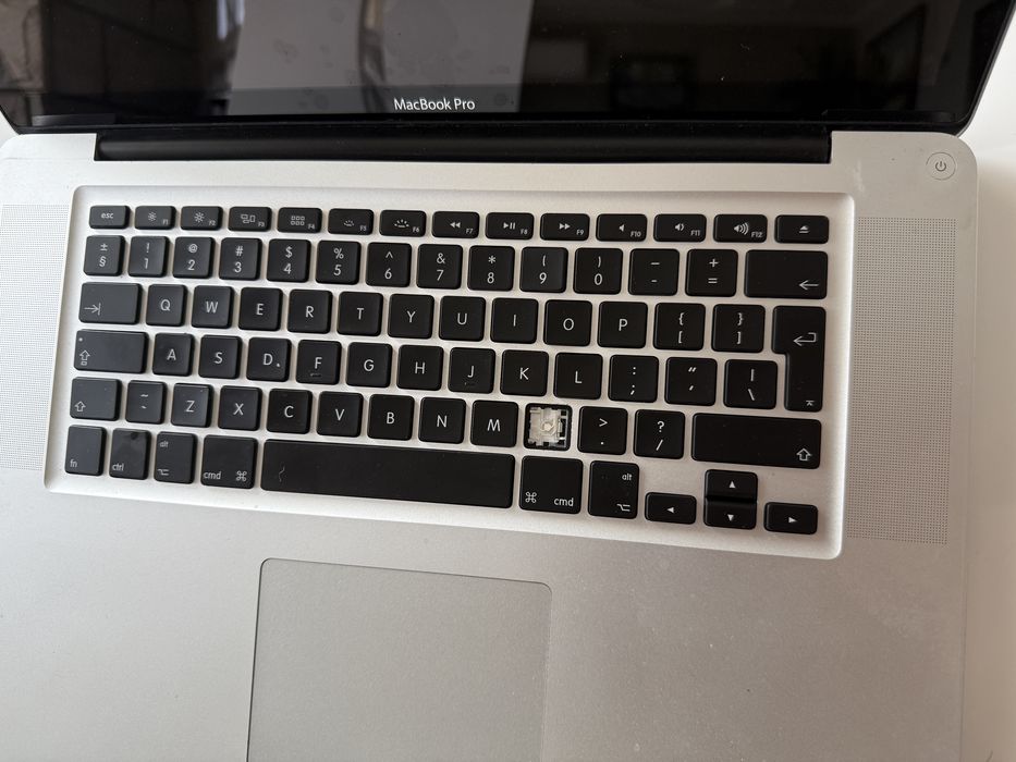 MacBook Pro A1286 – 2010 – komplet z pudełkiem – uszkodzony