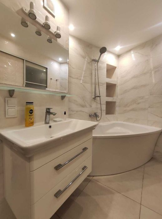 Продам чотирикімнатну квартиру з видом на набережну