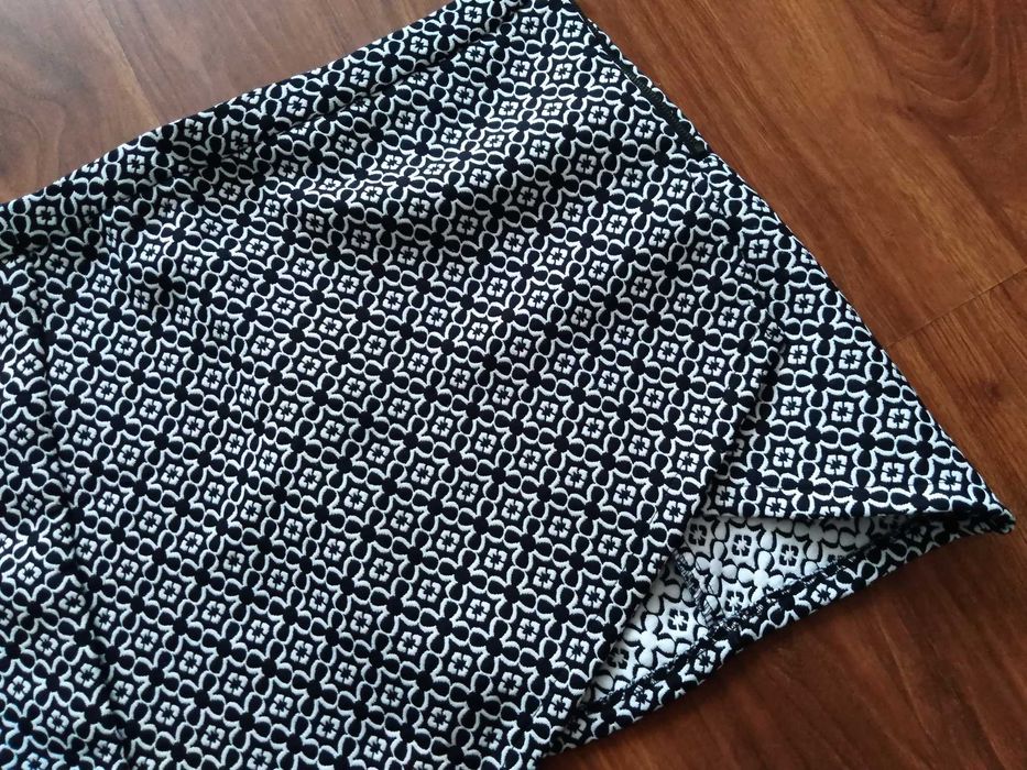 Spódnica czarna z białym wzorem, r. L, krótka, asymetryczna