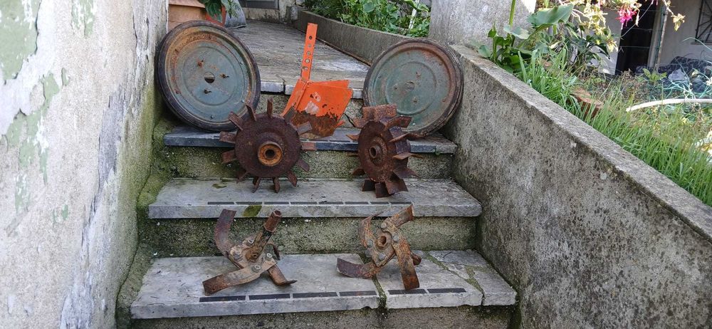 Alfaias-agrícolas-      Moto enxada e espremedor de uvas