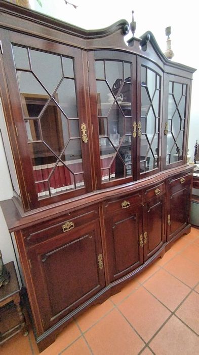 Móvel louceiro / cristaleira em madeira em bom estado