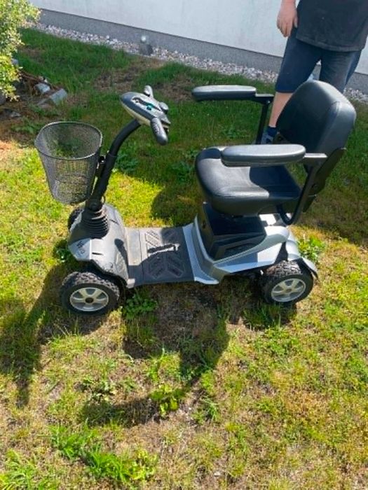Skuter elektryczny dla seniora z obrotowym fotelem, uchylnymi podłokietnikami i koszykiem, zasięg do 15 km v"ivo"