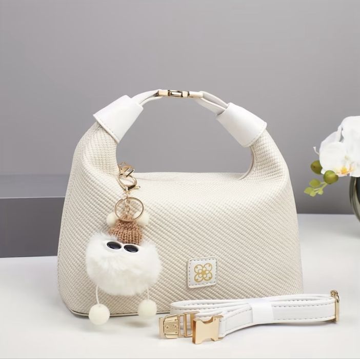 Жіноча сумка з фактурної екошкіри з брелоком та золотою фурнітурою