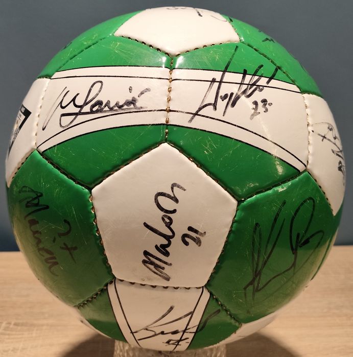 Piłka z podpisami drużyny Lechi Gdańsk