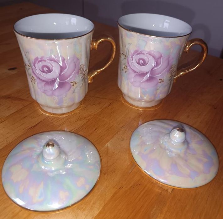 Красива з позолотою та перламутром порцелянова чашка з кришкою на вибі