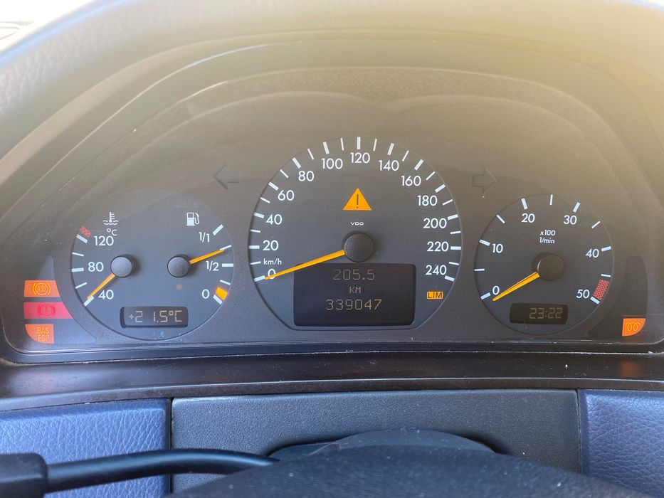 Mercedes Benz E 220 - 143 CV - 7 Lugares c/ avaria