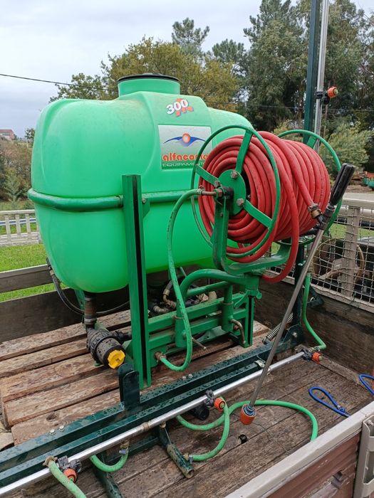 Pulverizador Rocha 300 litros semi novo com barras