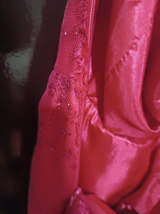 Vestido rosa choque, com glitter.