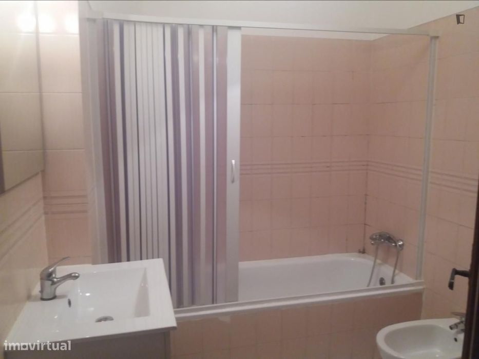 Quarto - localizado em Amadora Lisbon