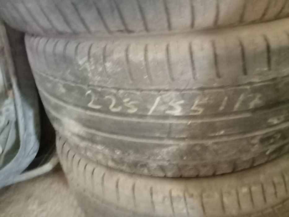 Vendo pneus de várias medidas.