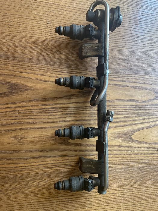 Продам топливную рампа с форсунками ауди А4В5