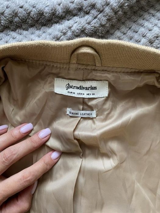 Курточка від Stradivarius