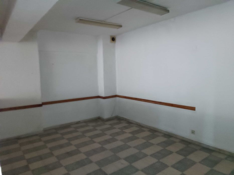 Arrenda-se Espaço Comercial 200 m2 Pontinha