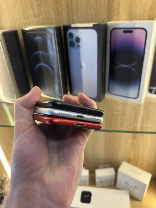 iPhone SE 2022 | Original | Б/У | Black / White / Red