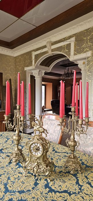 Бронзовые часы с большими канделябрами, подсвечниками