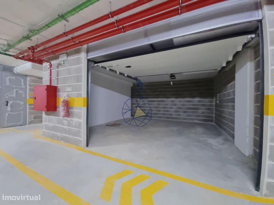 Garagens Box à Venda em Portimão — de 16 m² a 28 m², entre a estação d
