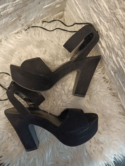 Sandały na obcasie roz40