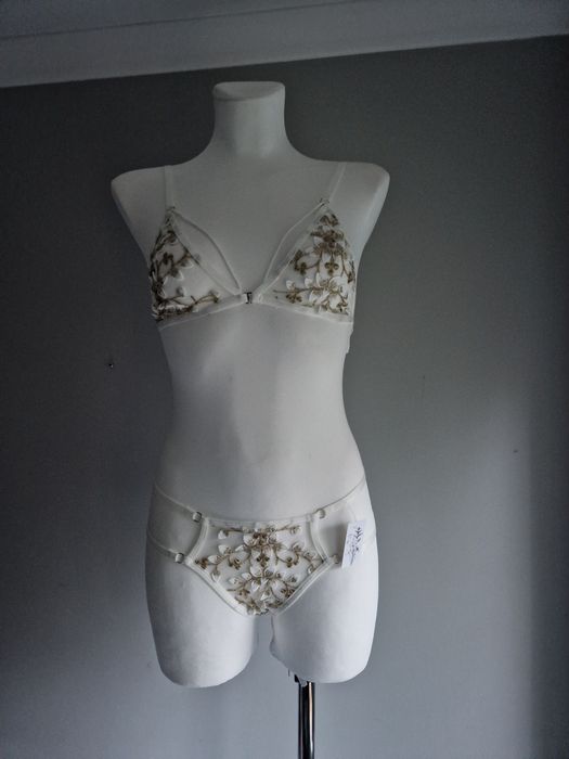 Biały seksowny komplet w złote listeczki S