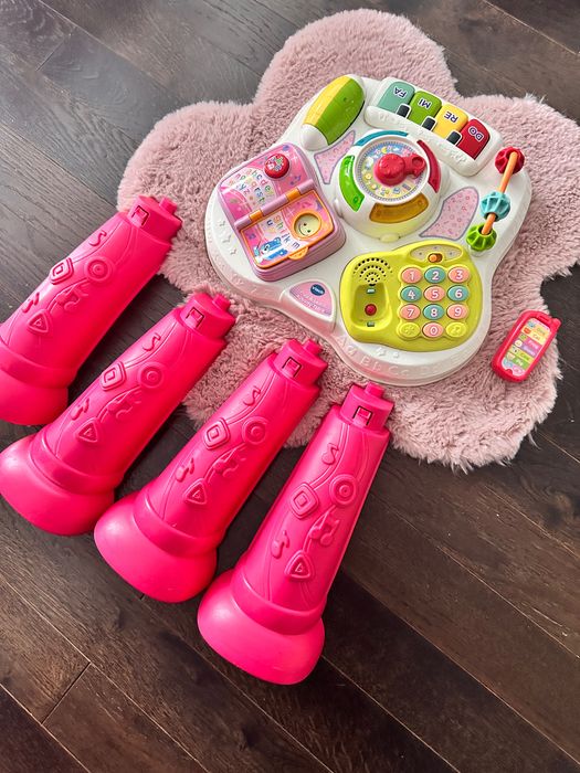 Stolik muzyczny do nauki angielskiego.