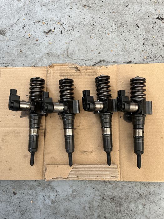 Pompowtryski 4szt komplet Continental 2.0tdi 16V  Passat B6 BKP