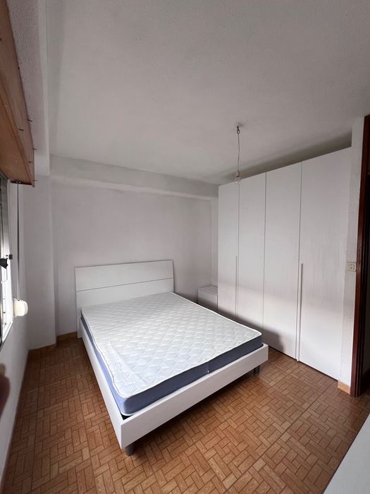 Quarto disponível em apartamento amplo e luminoso – rua calma