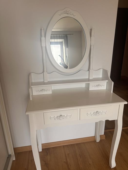 Toaletka biala z lustrem