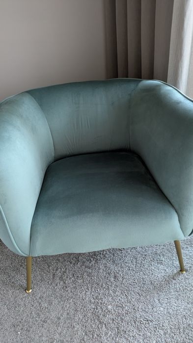 Poltrona elegante com tecido aveludado