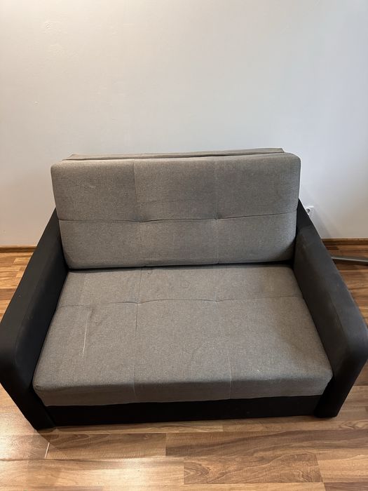 Sofa dwuosobowa.