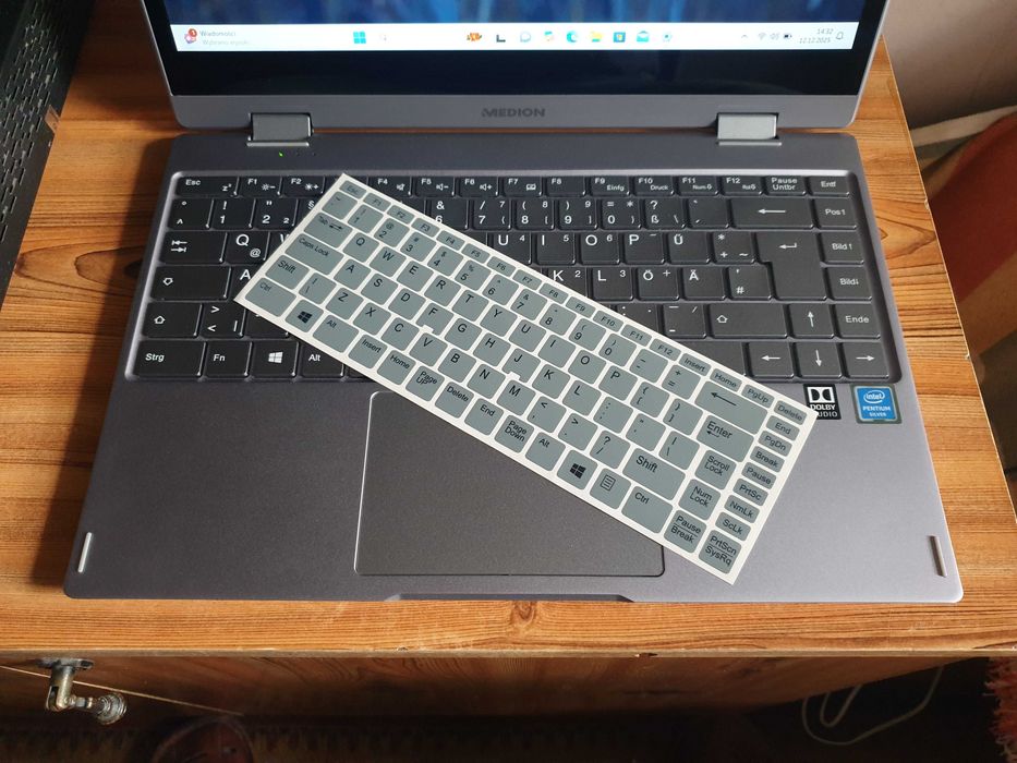 Dotykowy laptop Medion z obrcanym ekranem FullHD. Jak nowy.