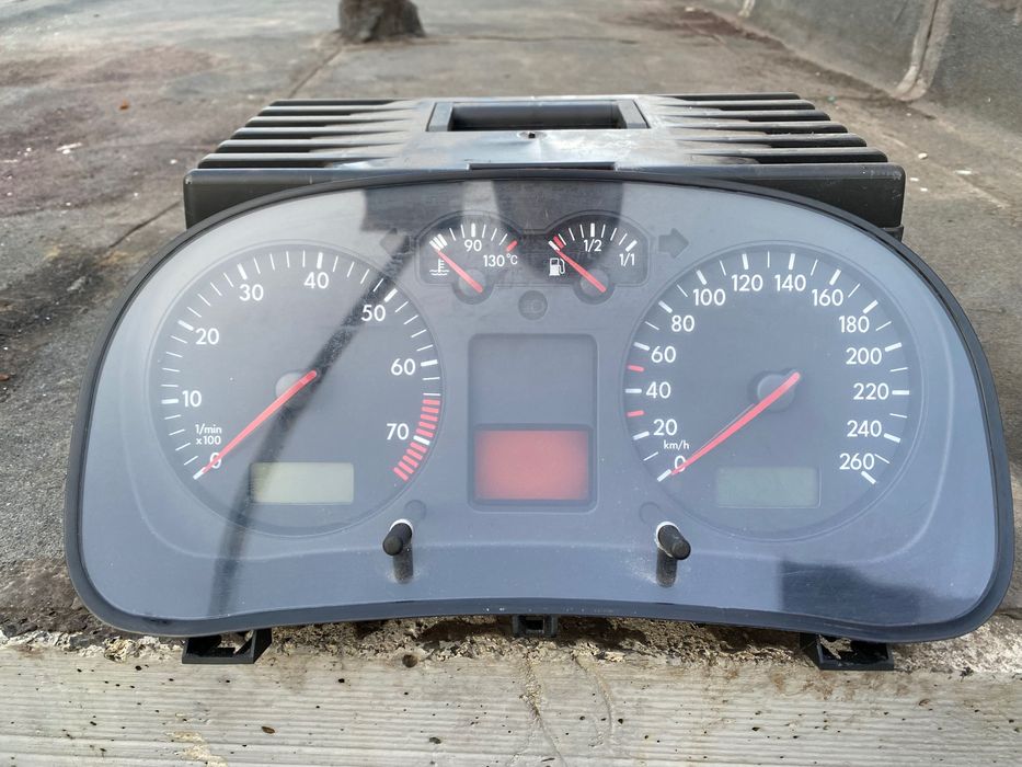 Щиток приборов (приборная панель) Volkswagen Golf 4 1997-2006 1J0920826A