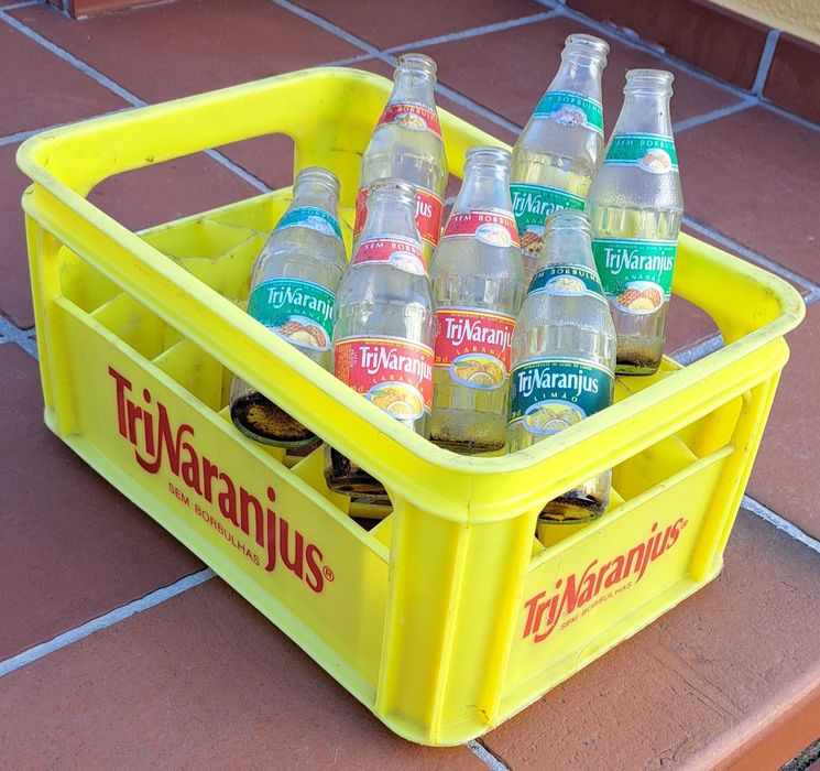 Grade Trinaranjus, garrafas de vidro Frisumo, Castello, Coke anos 90