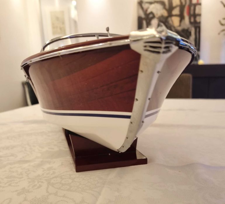 Lancha Clássica em Miniatura: Maquete em Madeira Riva Aquarama