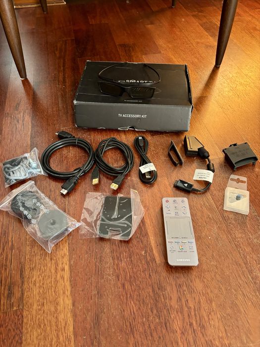 Zestaw akcesoriów Samsung Smart TV – pilot, okulary 3D, kable