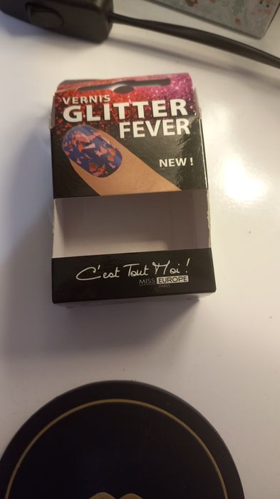 Dwa lakiery do paznokci