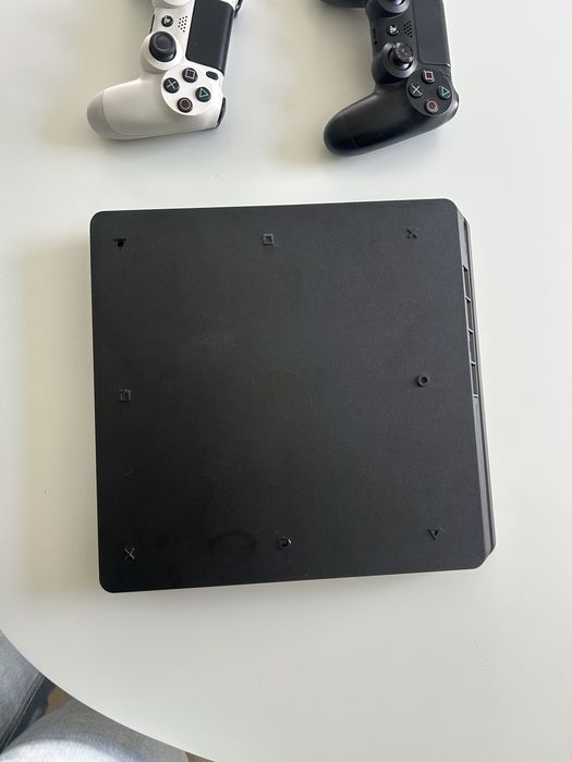 Ps4 com 2 comandos e jogos