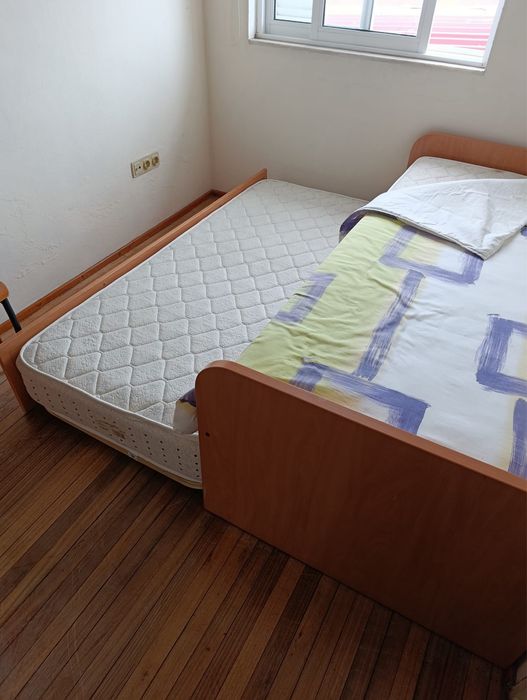 Cama de solteiro com gaveta e cadeira