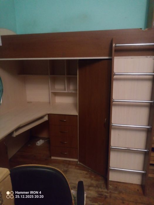 Продам двух яросную кровать со столом,шкафом и множеством полочек.