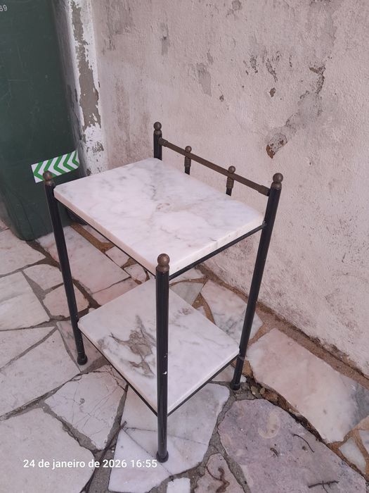 Mesa de apoio metálica com tampos de pedra