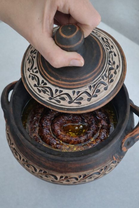 Домашня ковбаса в глечику, пластиковій тарі чи  завакумована