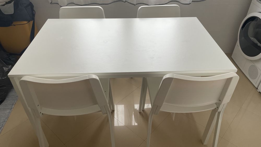 Conjunto de mesa c/ 4 cadeiras