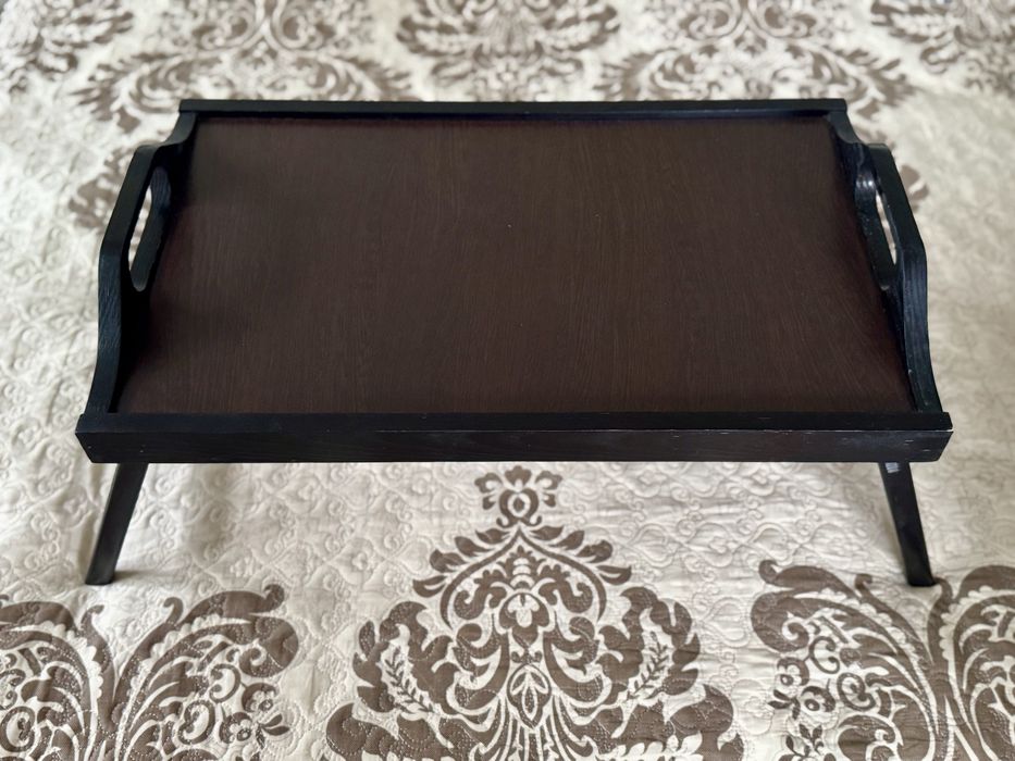 Компактний столик з розкладними ніжками