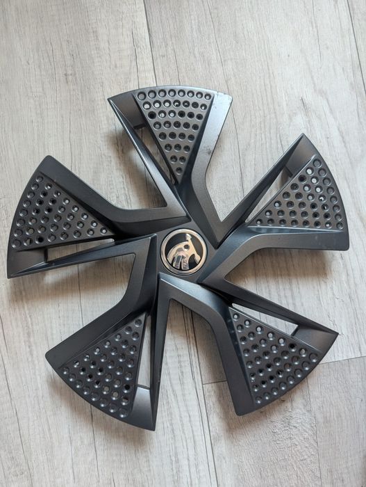 Oryginalne nakładki/kołpaki na felgi aluminiowe typu Hadar 15' Skoda Fabia