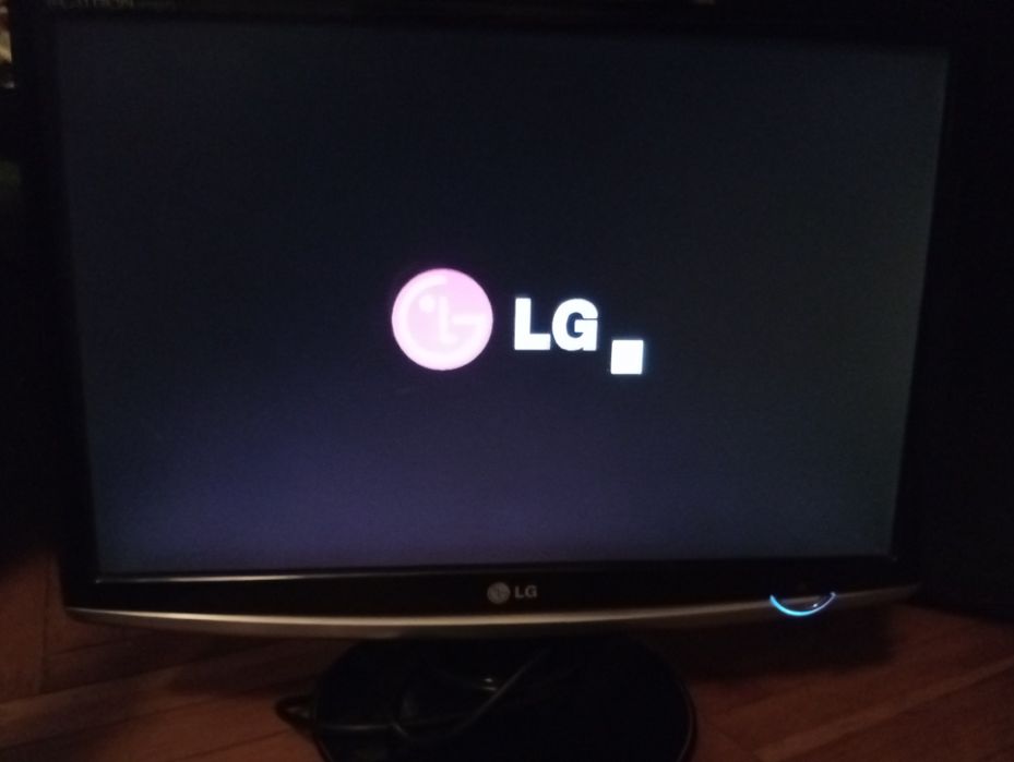 Monitor LG mały sprawny w dobrym stanie i klawiatura gratis