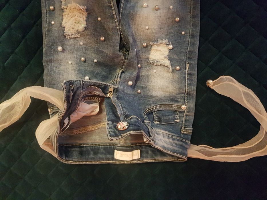 jeansowe spodnie z perełkami i wstążką