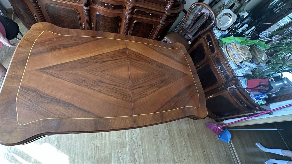 Sala de jantar em cerejeira e raiz de nogueira