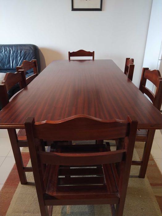 Mesa e cadeiras em mogno