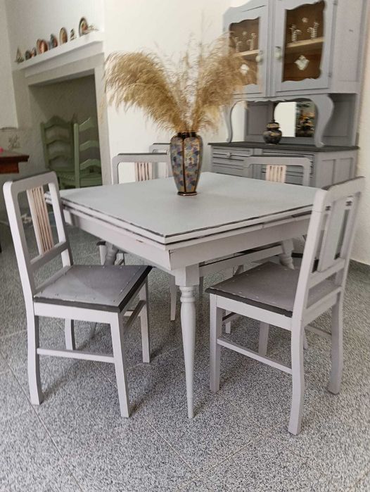 Mesa Antiga e Rústica