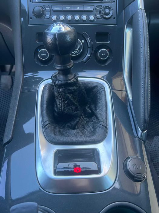 Продається гарний та економний  сімейний Пежо 3008